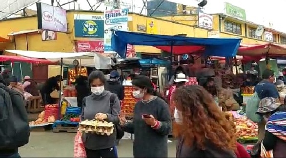 Personas con barbijos en el mercado Rodríguez.
