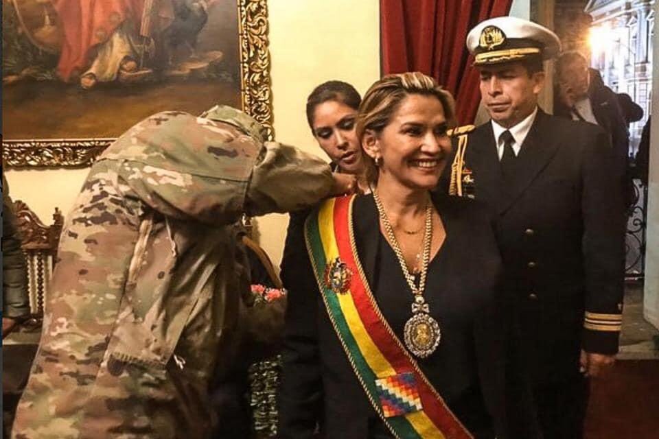 Williams Kalimán, quien pidió la renuncia de Evo Morales, impone la banda presidencial a Jeanine Áñez, el 14 de noviembre de 2019. Foto: Óscar Ortiz