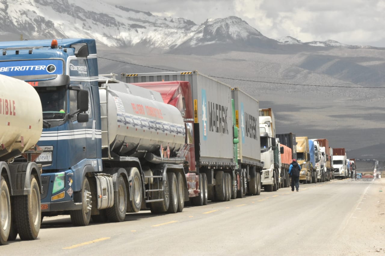 Más de 1.000 camiones parados en frontera con Chile, llegan a preacuerdo  para agilizar control anti COVID-19 - La Razón | Noticias de Bolivia y el  Mundo