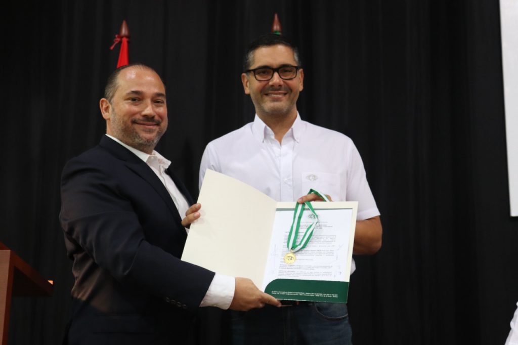 Demetrio Soruco (izquierda) recibe el galardón de parte de Óscar Mario Justiniano. Foto: CAO