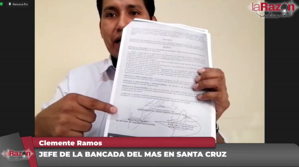 El asambleísta Clemente Ramos muestra el decreto cuestionado del gobernador Luis Fernando Camacho.