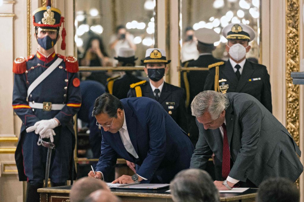 La firma del acuerdo entre Luis Arce y Alberto Fernández. Foto: AFP