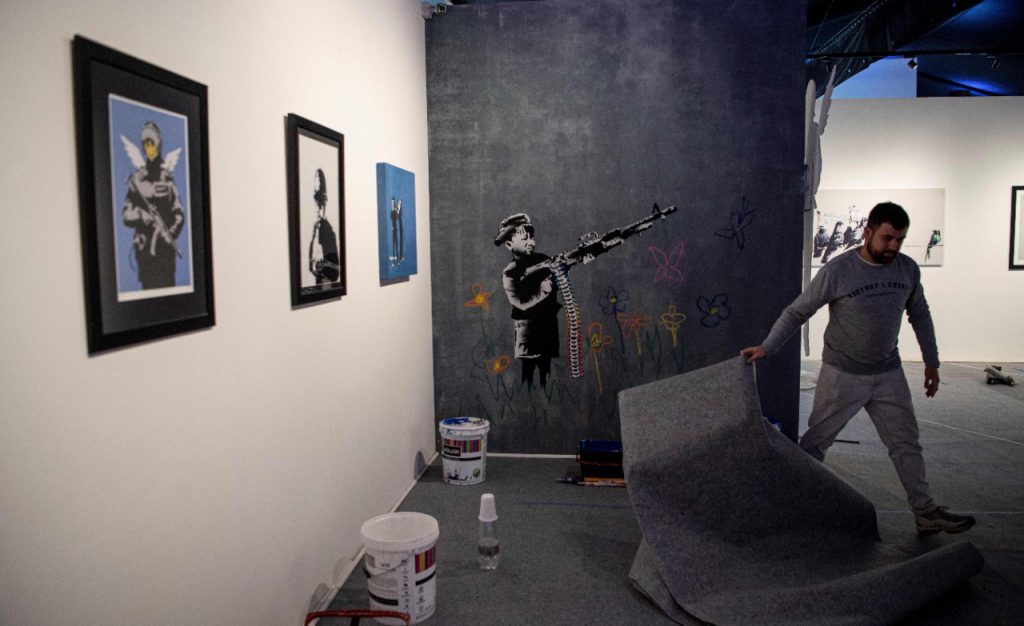 Banksy presenta sus obras en total anonimato. Foto: AFP.