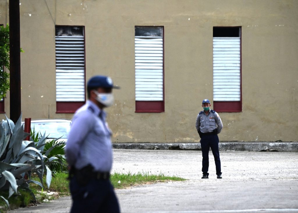 Policías custodian la entrada al Juzgado Municipal de Marianao (La Habana), lugar de los juicios de Alcántara y Castillo. Foto: AFP.