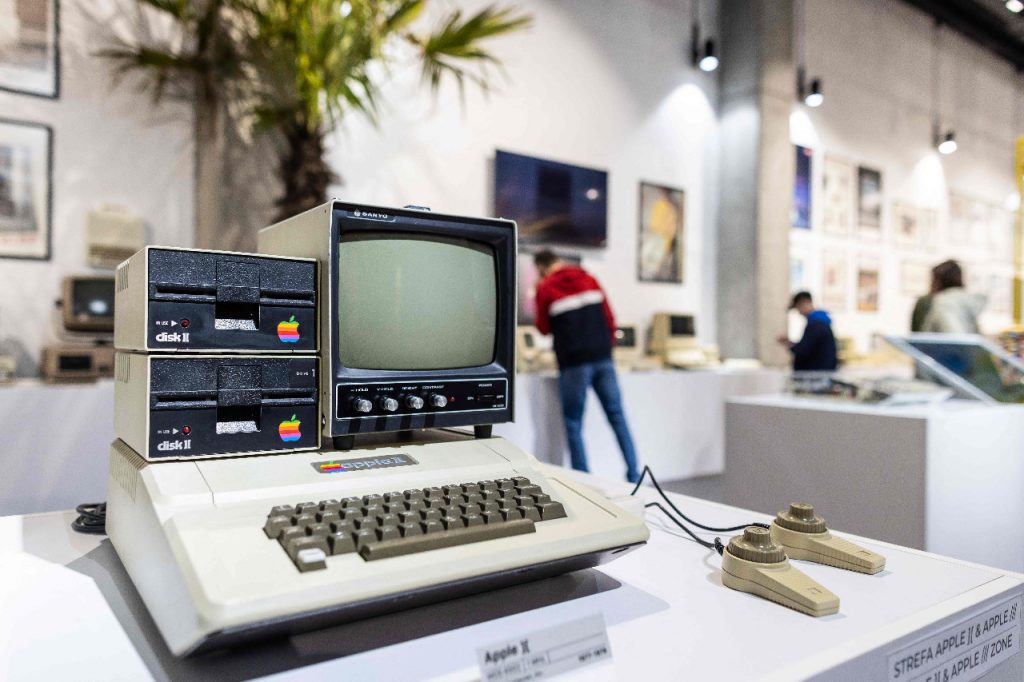 Una computadora Apple II se exhibe en el Museo Apple, recientemente inaugurado en Varsovia. Foto AFP.