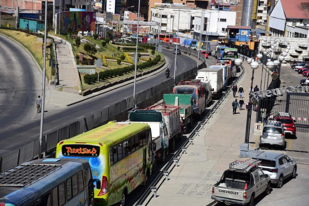 Filas diarias de vehículos de alto tonelaje en surtidores de La Paz. Foto: Álvaro Valero
