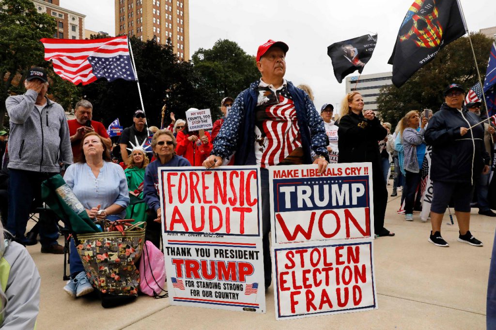 Manifestantes piden una auditoría forense de las elecciones presidenciales de 2020, en Michigan. Foto: AFP.