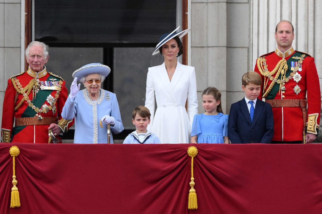 La reina Isabel II, en la inauguración del 'Jubileo de Platino'. Foto: AFP.