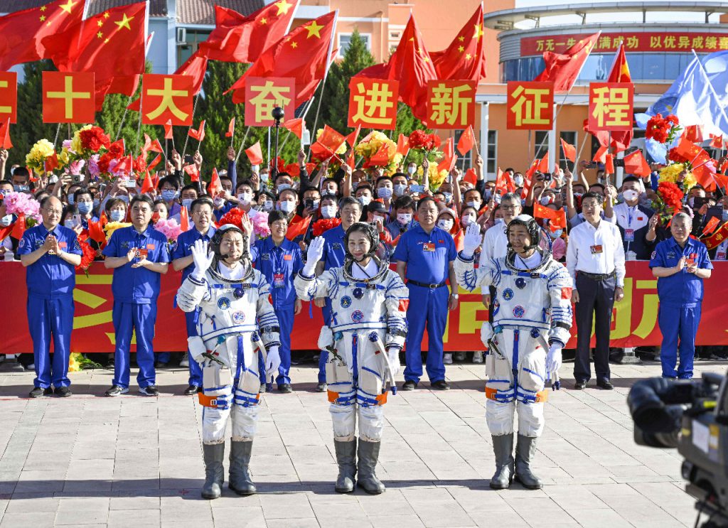La tripulación conformada por Cai Xuzhe (izq), Liu Yang (centro) y Chen Dong. Foto: AFP.