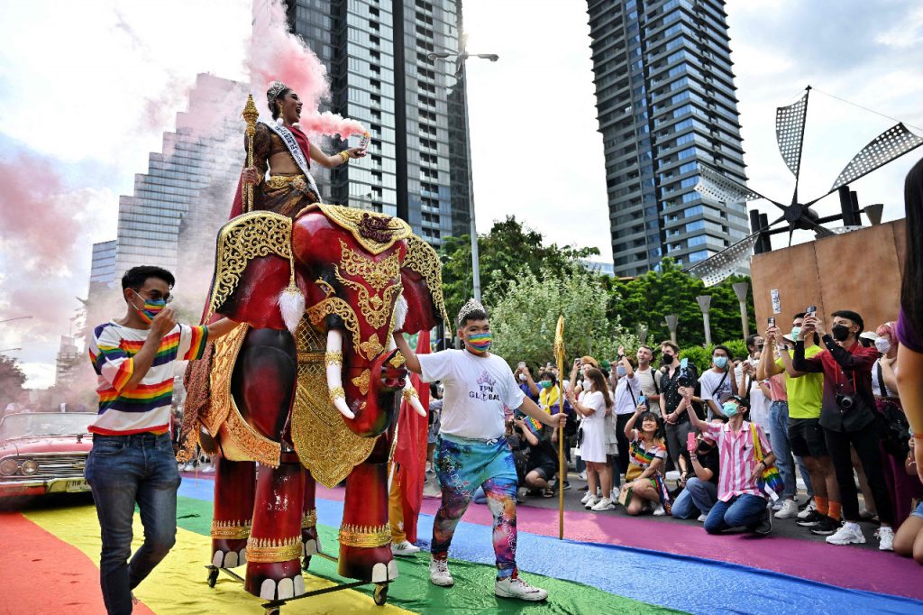La comunidad LGBTQ en su primer desfile del Orgullo, en casi 16 años. Foto: AFP.