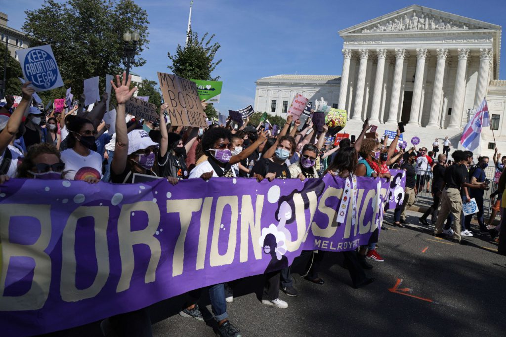 Una multitud en contra de la legalización del aborto, frente a la Corte Suprema en Nueva York. Foto: AFP.