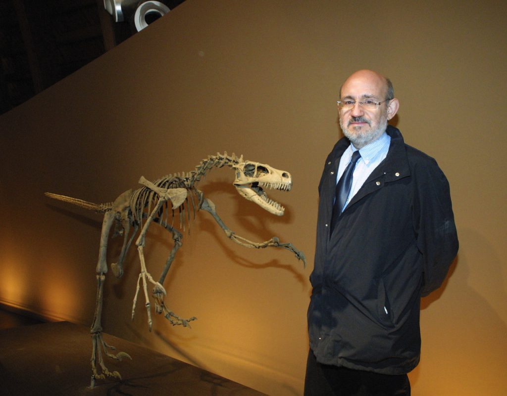 El paleontólogo José Luis Sanz García en el Museo de Ciencias Naturales de Madrid. Foto: wikipedia.org.