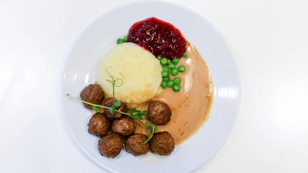 Köttbullar, plato típico sueco que contiene albóndigas de carne bajo una salsa, puré de papas y mermelada de arándano. Foto: Archivo AFP.