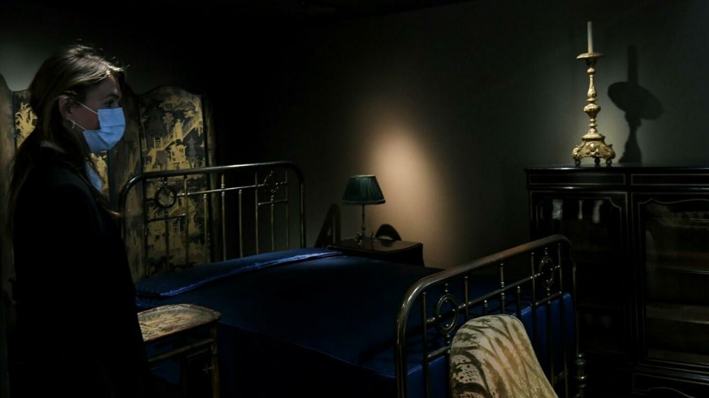 Una persona visita la recreación del dormitorio del escritor francés Marcel Proust (1871-1922), en el museo Carnavalet de la capital francesa. Foto: AFP.