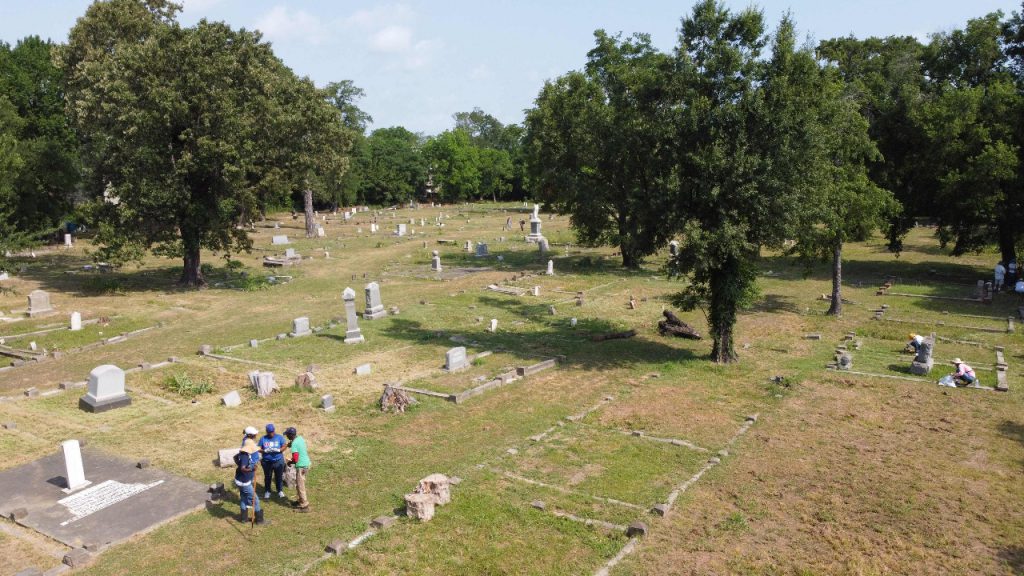 Voluntarios mejoran las condiciones del Cementerio de Olivewood, en Houston. Foto: AFP.