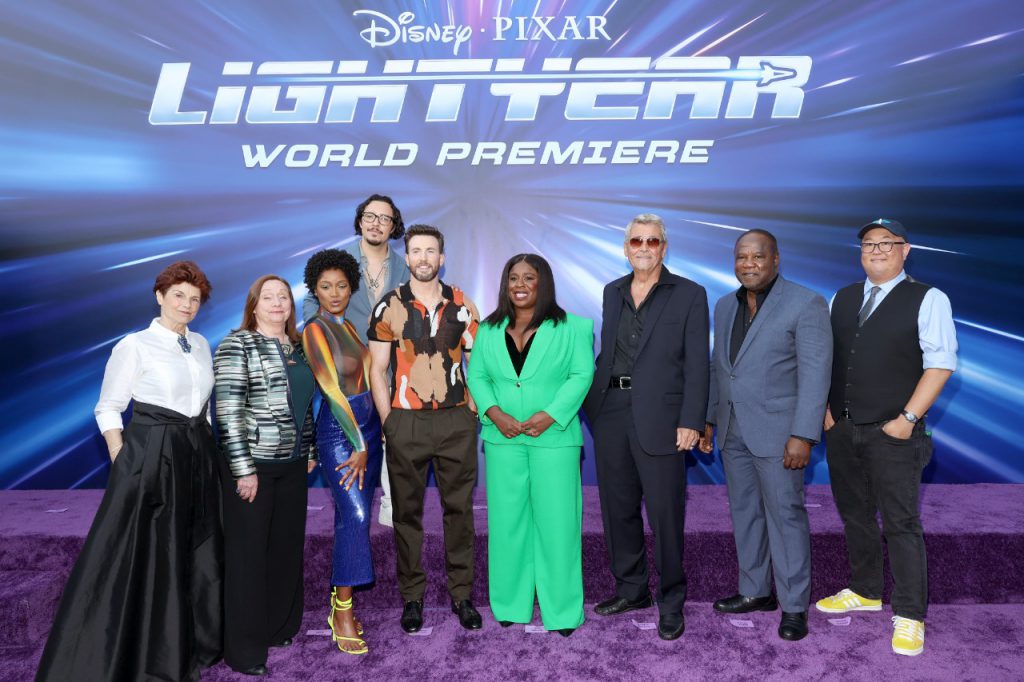 Las voces de Lightyear en la premier en Hollywood. Foto: Disney.