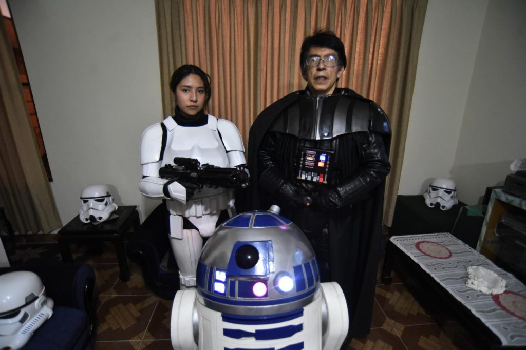 Damián Orozco y una de sus hijas lucen los trajes hechos por él. Los acompaña el R2-D2 creado por el fanático. Foto: Rodwy Cazón.