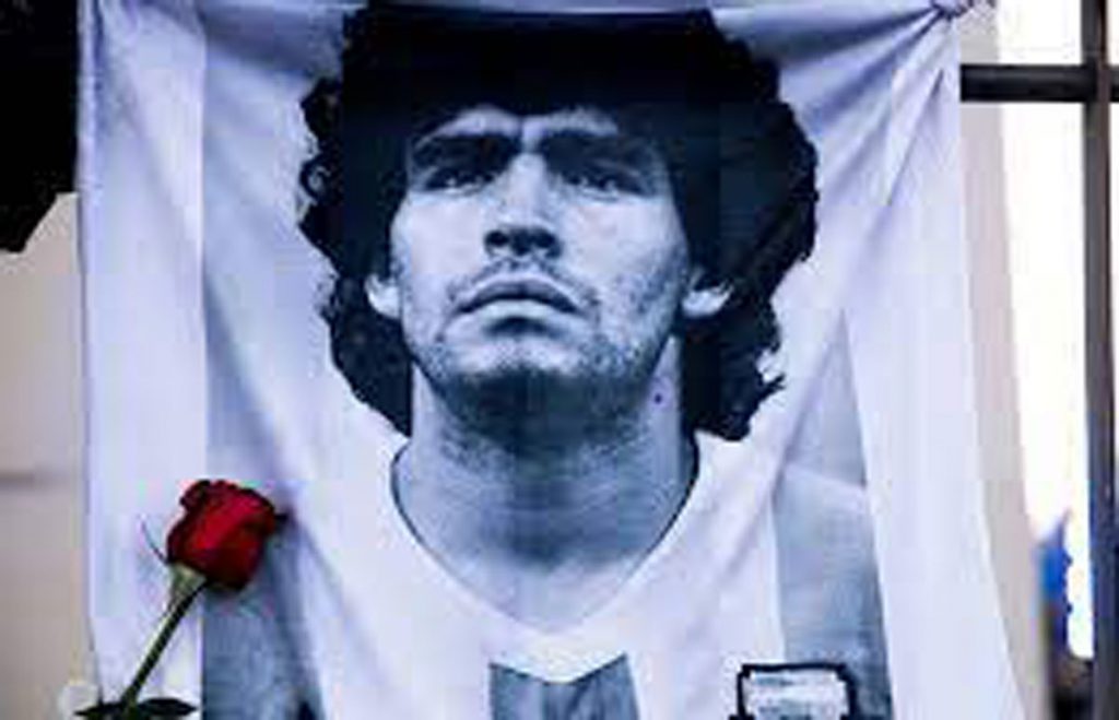 Una camiseta mítica de Maradona es expuesta en Qatar durante el Mundial