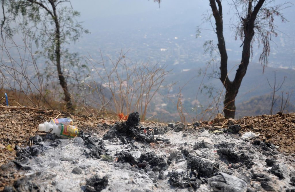 Quema de residuos sólidos en un bosque de La Paz. Foto: La Raz-archivo