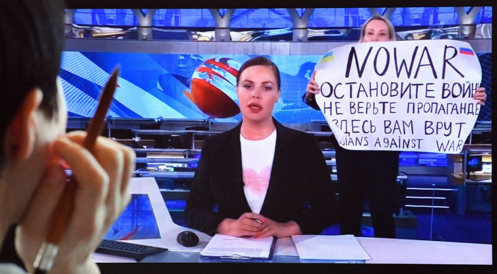 La periodista rusa Marina Ovsiannikova irrumpe el informativo de la cadena Pervy Kanal, con una pancarta en contra de la guerra. Foto: AFP.