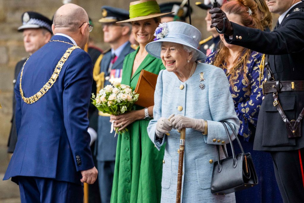 La reina Isabel II, con varios miembros de su familia, en Escocia. Foto: AFP.