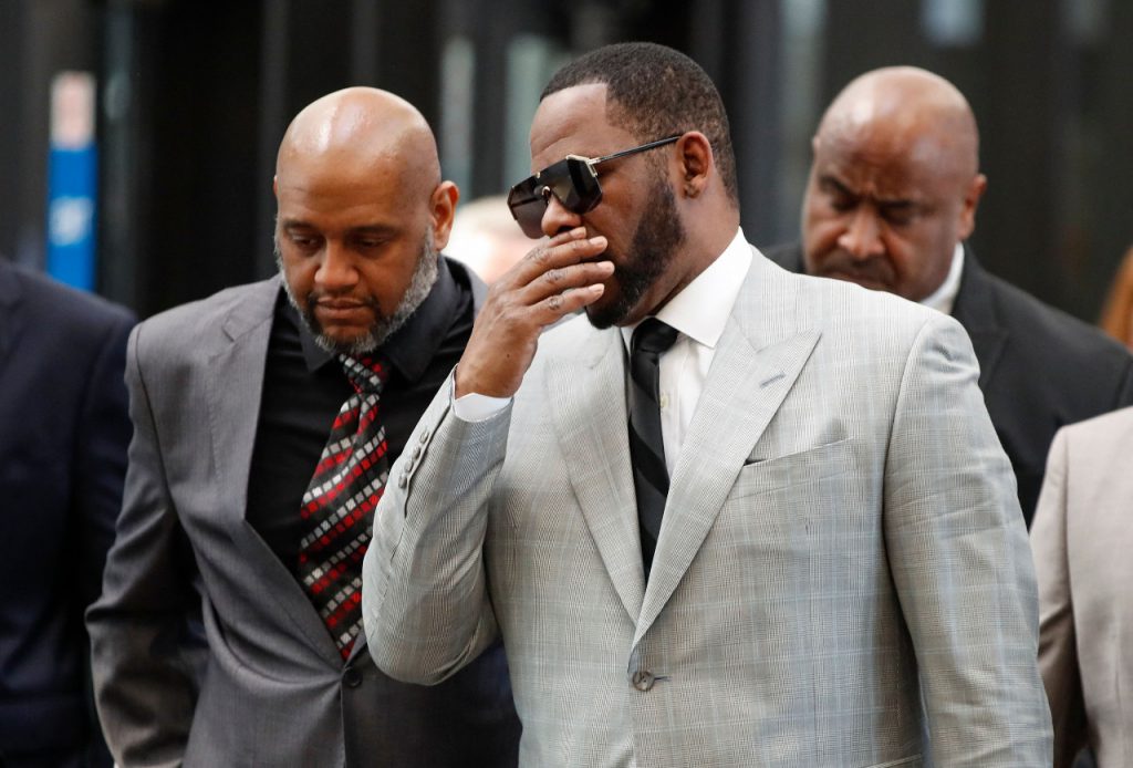 La estrella musical R. Kelly, sentenciado a 30 años de prisión. Foto: AFP.