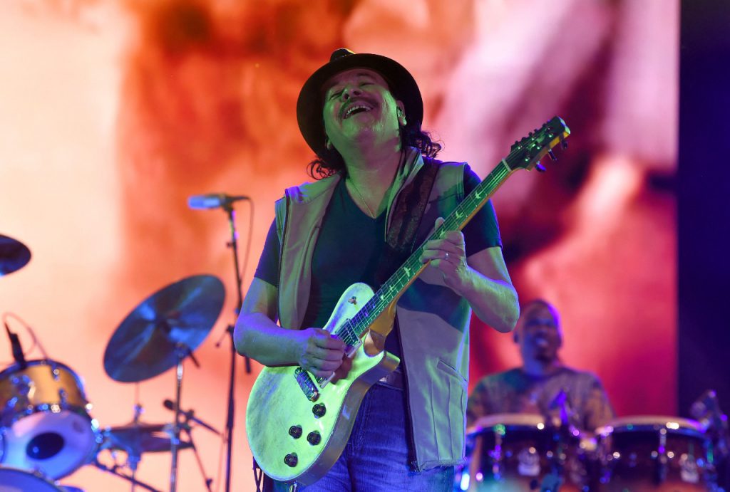 El guitarrista Carlos Santana, en el Teatro de Música Pine Knob. Foto: AFP.