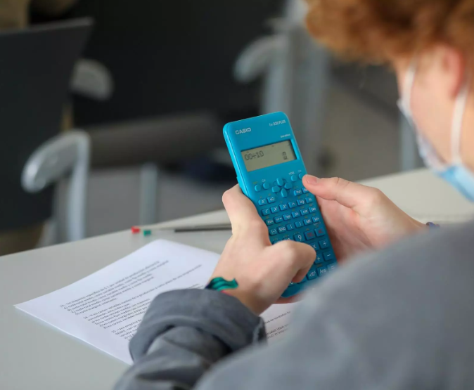 Un alumno de la Facultad de Ciencias económicas de la Universidad CEU, San Pablo, utiliza su calculadora durante un examen. Foto: Archivo Europa Press.