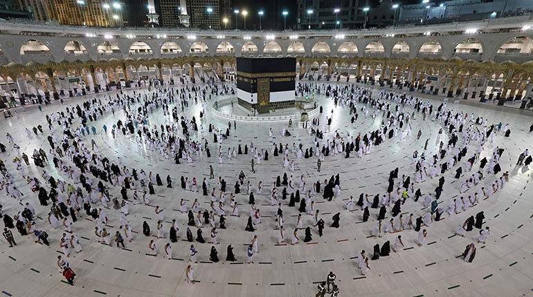 Miles de fieles, en su mayoría sin mascarilla, en el peregrinaje a La Meca. Foto: AFP.