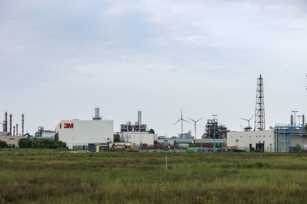 Imagen de la fábrica de la multinacional 3M en Zwijndrecht, cerca de la ciudad belga de Amberes. Foto: AFP.
