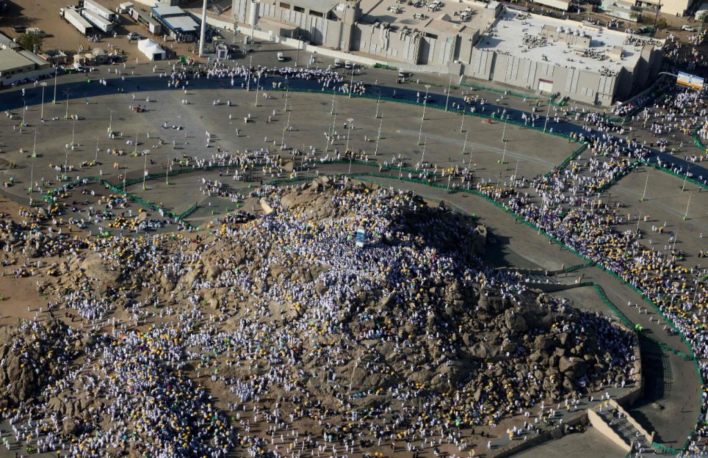 Inmensa cantidad de peregrinos ascienden el Monte Arafat, Foto: AFP.