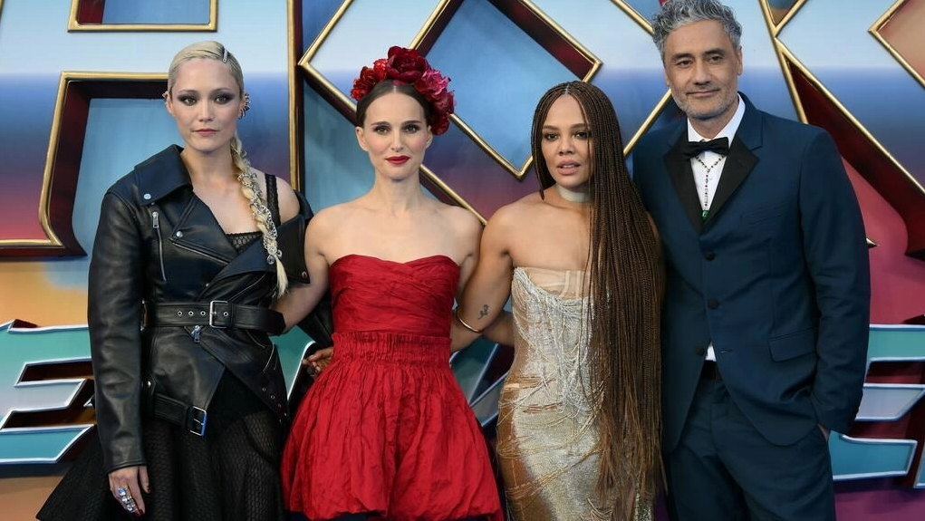 Pom Klementieff (izquierda), Natalie Portman, Tessa Thompson y el director Taika Waititi (derecha) posan en la alfombra roja antes de la proyección de gala de 'Thor: amor y trueno. Foto: AFP.