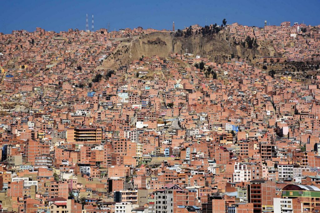 La ladera oeste de La Paz, caracterizada por viviendas de ladrillo. Foto: La Razón-archivo