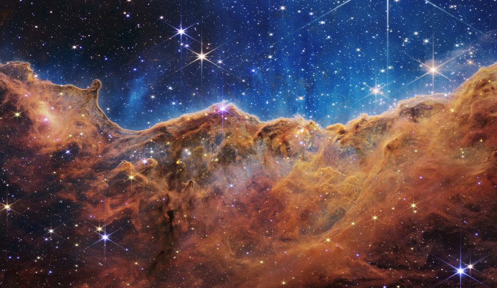 Quizás la imagen más bella sea la de los 'Acantilados cósmicos' de la nebulosa Carina, una guardería estelar Handout. Foto: NASA.
