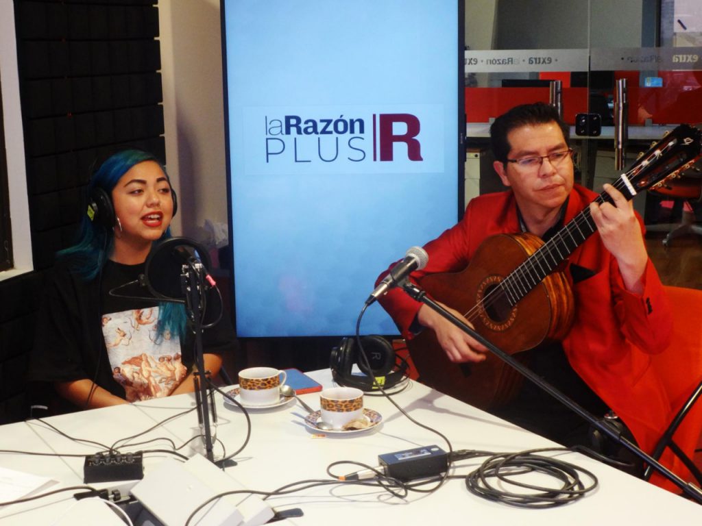 La cantante Kasandra Quispe y el músico Álvaro Ibáñez, en el estudio de La Razón Radio. Foto: Franklin Blanco.
