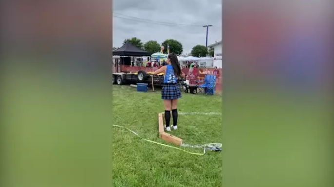 Esta mujer compite en juegos tradicionales escoceses, donde muestra su impresionante fuerza de lanzamiento. Captura: Videlo.