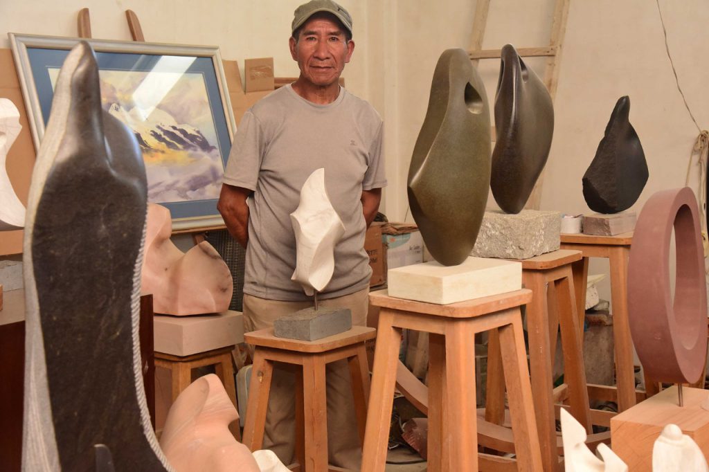 El artista Ramón Tito Villegas, en su taller. Foto: Álvaro Balero.