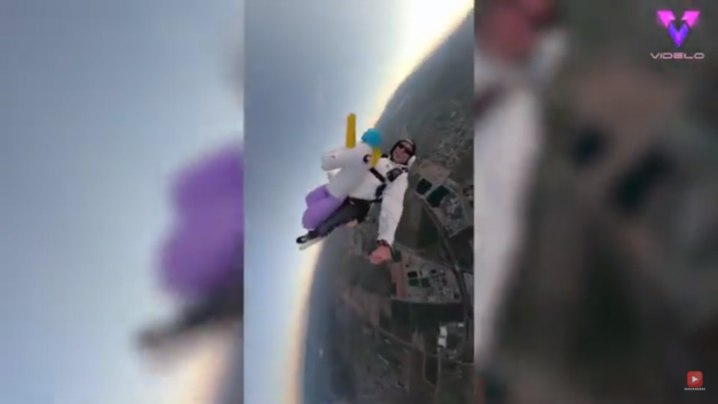 Uno de los paracaidistas en el salto al vacío. Captura de pantalla: Videlo.