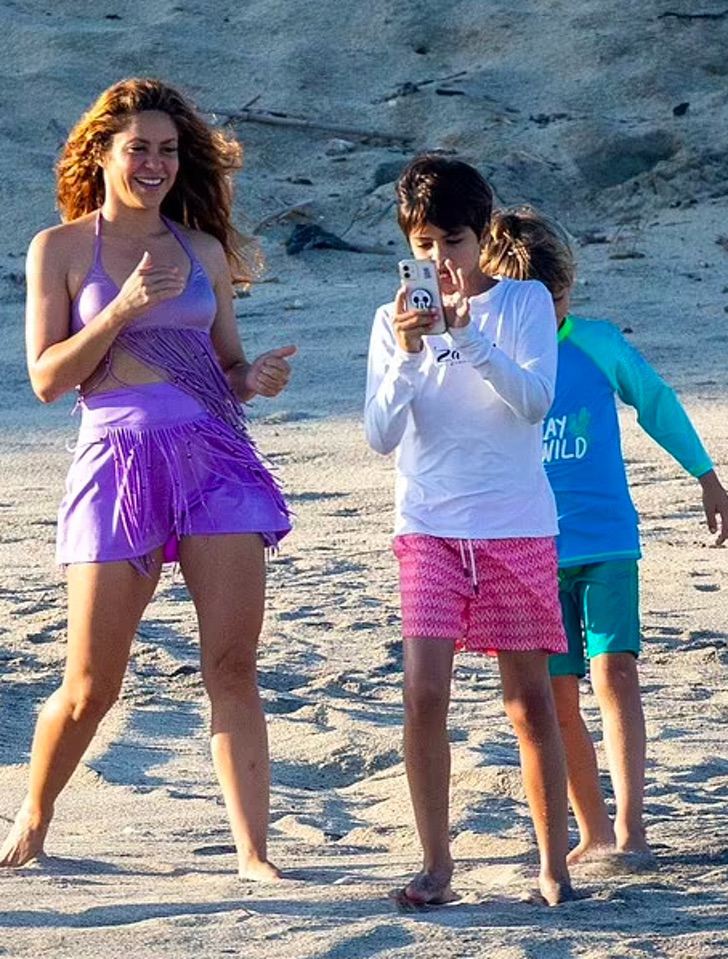 Shakira junto a sus hijos Sasha y Milan, en la playa de Cabo San Lucas (México). Foto: Backgrid.