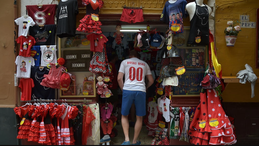 Un cliente accede a una tienda de regalos de la ciudad española de Sevilla. Foto: AFP.