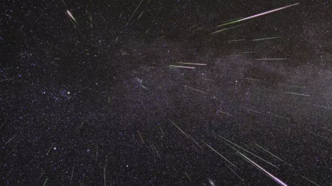 Una lluvia de meteoritos Perseidas ilumina el cielo en 2009. Foto: NASA.