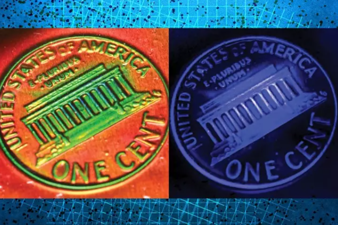 El relieve de la moneda adquiere colores vibrantes cuando se prensa en un nuevo material desarrollado en el MIT (izquierda). Luego, los colores del material se convierten en un mapa de tensiones de compresión (derecha). Foto: MIT.