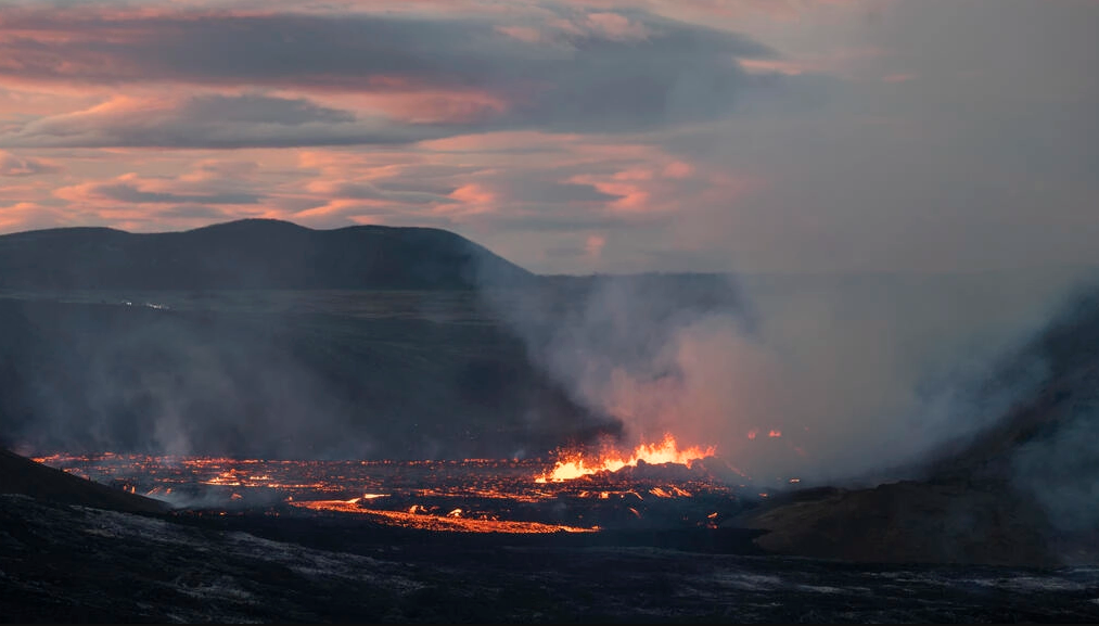 La lava fluye de una grieta volcánica situada a unos 40 km de Reikiavik. Foto: AFP.