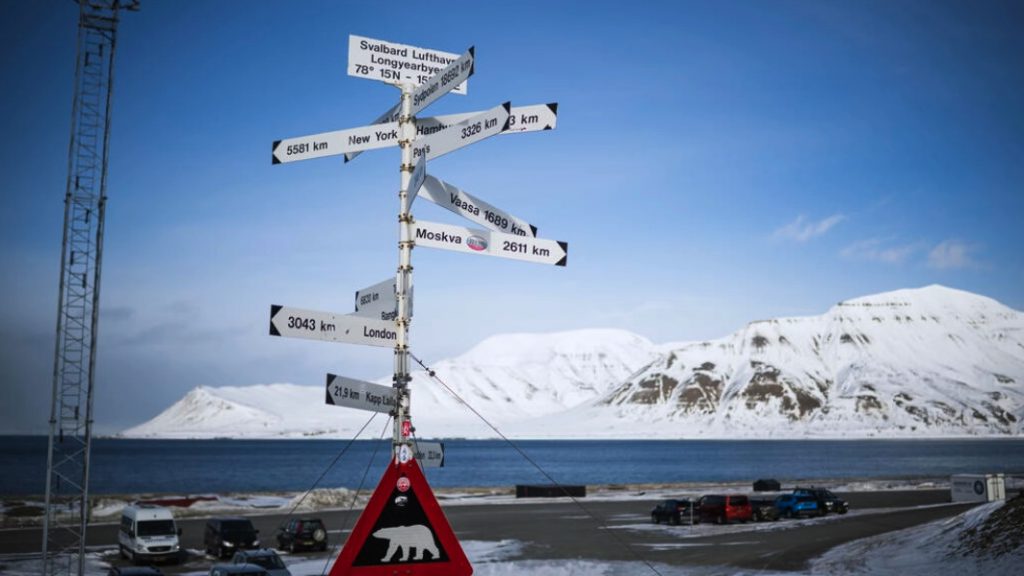 Una señal de advertencia por la presencia de osos polares, fotografiada en el exterior del aeropuerto de Longyearbyen, en el archipiélago noruego de Svalbard. Foto: AFP.