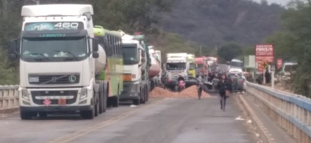 Camiones de alto tonelaje bloquean la ruta a Camiri. Foto: Marco Espinoza