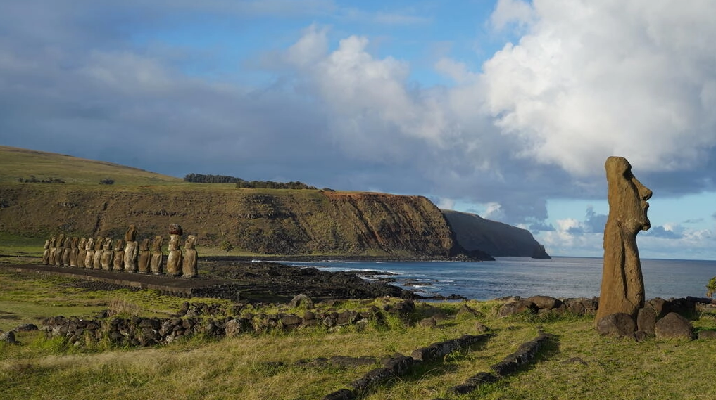 Vista de la Isla de Pascua, Chile, y sus gisgantescas esculturas de piedra o moáis. Foto: AFP.