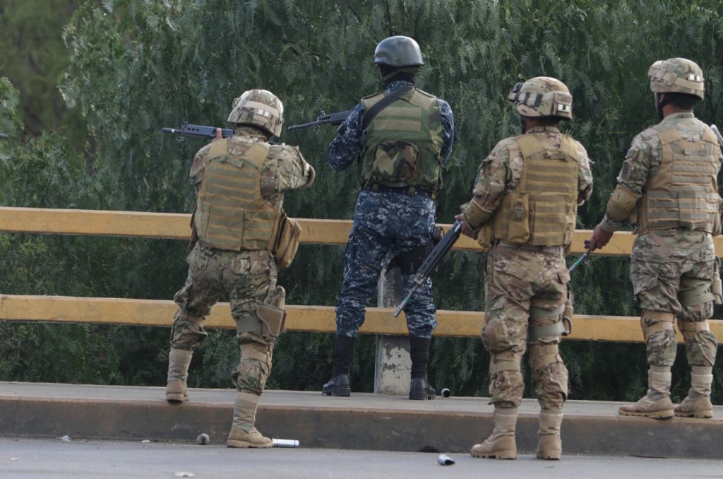 Fuerzas militares disparan armas FAL en el puente Huayllani, el 15 de noviembre de 2019. Foto: La Razón-Archivo