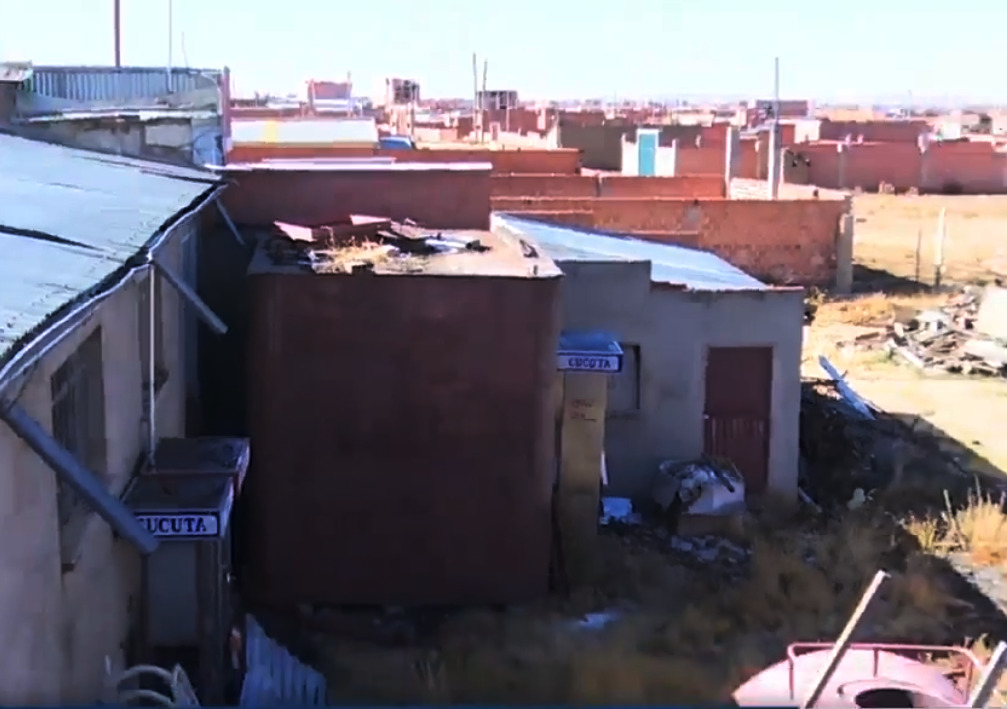 El tanque clandestino construido en una vivienda contigua al surtido. Captura: Bolivia TV