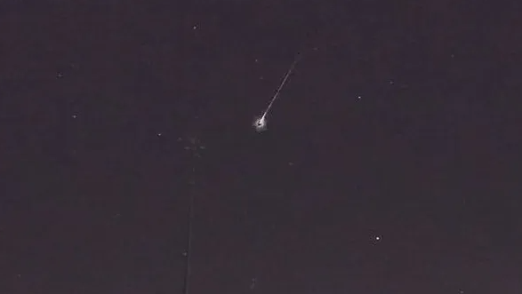 Una bola de fuego procedente de un cometa cayó sobre Madrid en julio. Foto: Tele Cinco.
