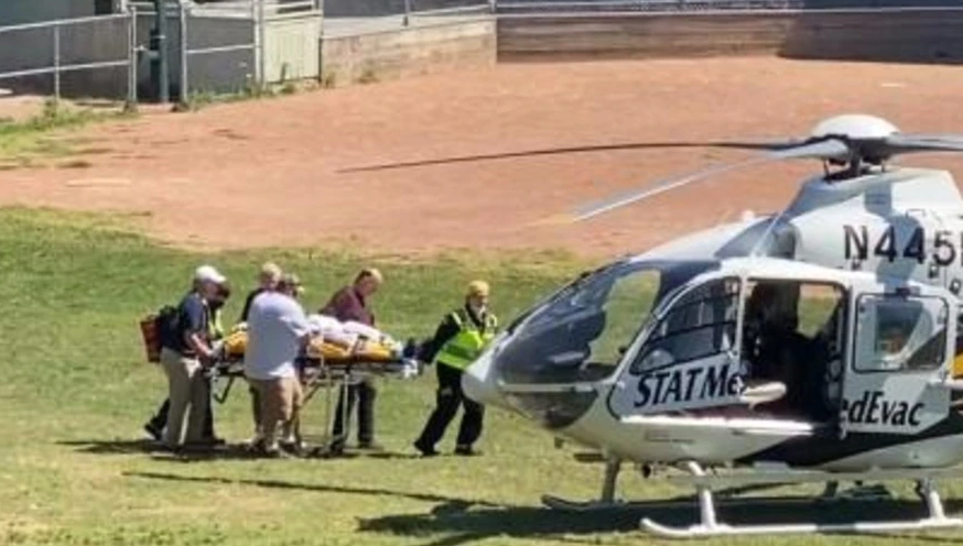 Salman Rushdie siendo trasladado a un hospital en un helicóptero el 12 de agosto, tras ser apuñalado en Estados Unidos. Foto: AFP.